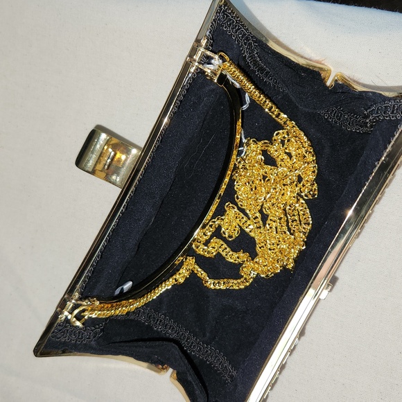 Bundle of Wristlets and Crossbody. - Picture 15 of 16